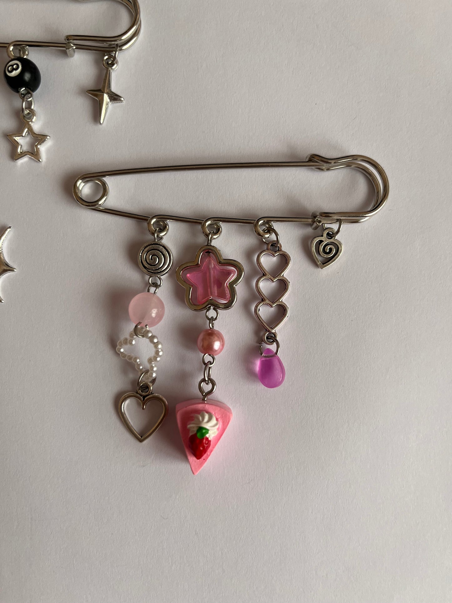 Cool Beads pins ! Black & pink aesthetics