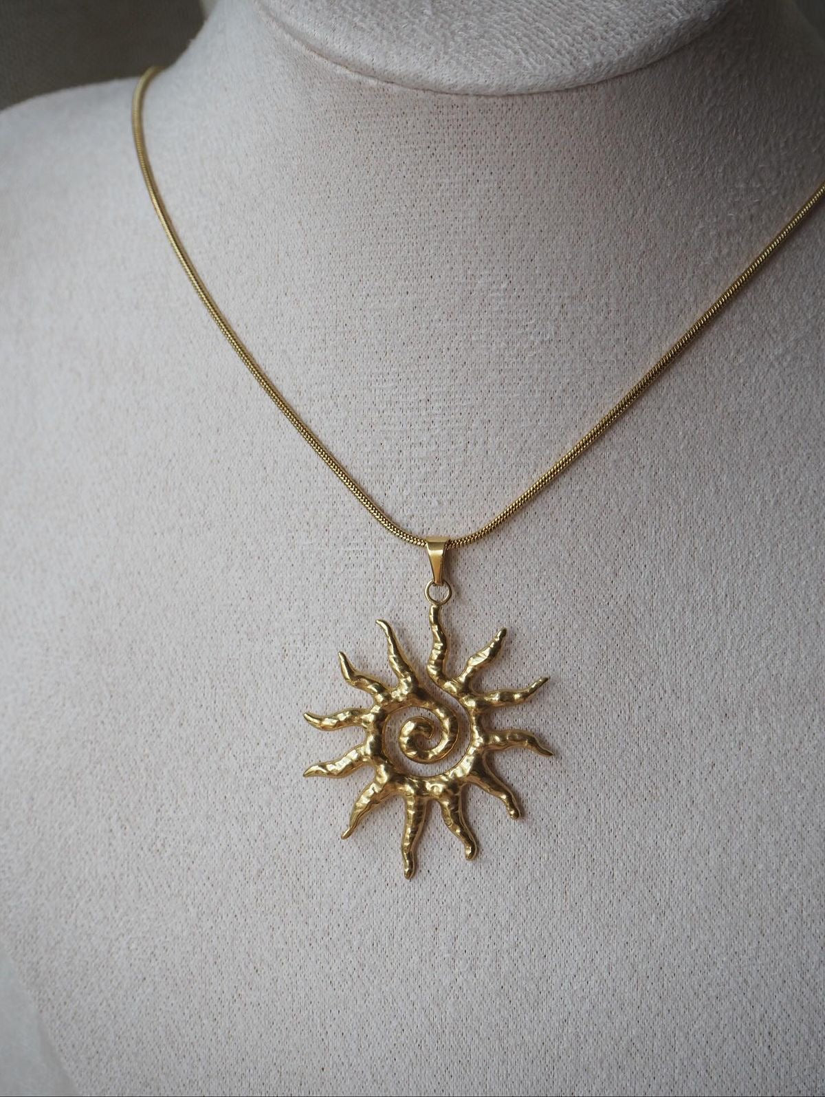 1pc Stainless Steel Swirl Sun Pendant Necklace