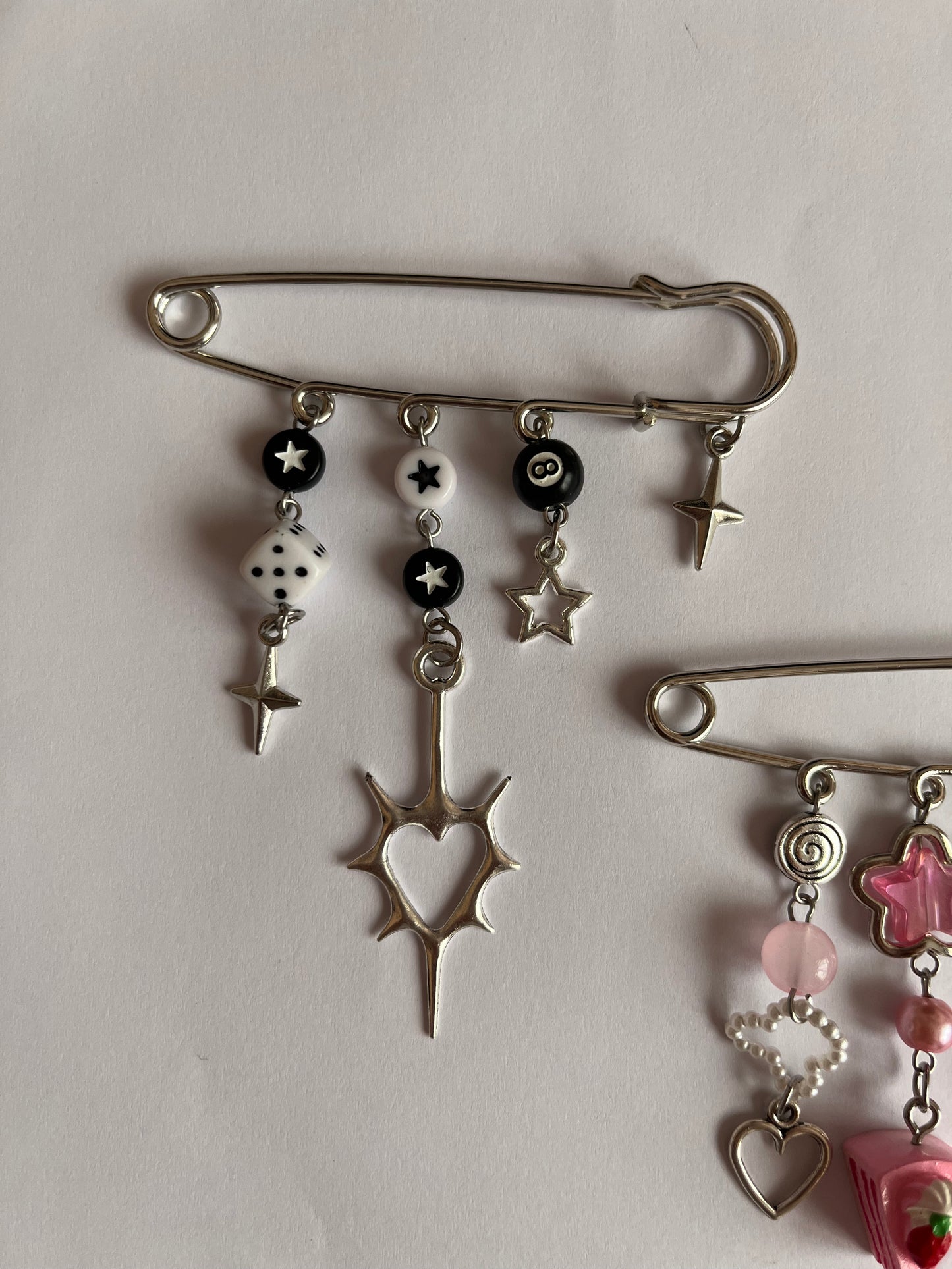 Cool Beads pins ! Black & pink aesthetics